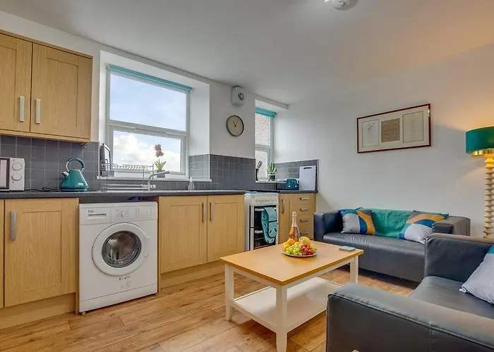 Collegiate Crescent Charm, Cozy 4Br Retreat